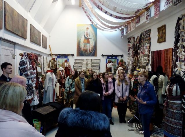 Про вишиваний спадок українців розповідає  Наталія Волощук